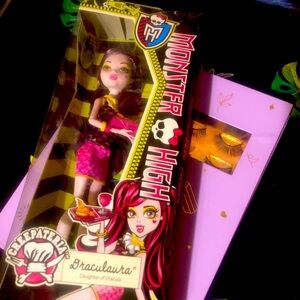 NIB Monster High Draculara Creepyteria doll